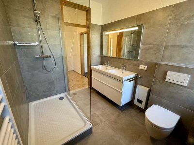 Erstbezug: Exklusiv-Charmante 3-Zimmer-Wohnung mit Granitküche und Balkon in absoluter Toplage