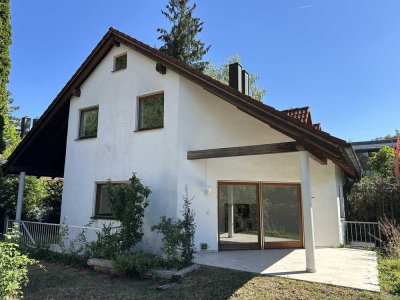 Doppelhaus im Dornröschenschlaf – lichtdurchflutetes 3-Zimmer-Haus mit Garten, EBK, Garage, Kamin,ca