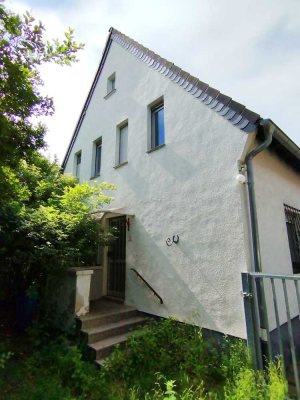 Sanierungsobjekt: Freistehendes Einfamilienhaus mit Doppelgarage auf großem Grundstück