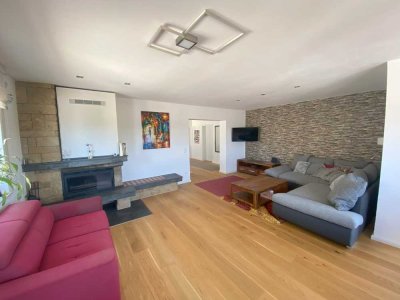 Stilvolle, helle und ruhige Wohnung im Obergeschoss mit Kamin und herrlichem Ausblick