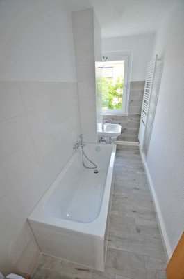 neu sanierte 4-Raum-Wohnung, 1.Etage, mit Badewanne und PKW-Stellplatz! Bezug ab 23.10.25 möglich!