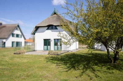 Harmonie aus Tradition und Moderne: Schönes Reetdachhaus auf großem Grundstück am Rassower Strom