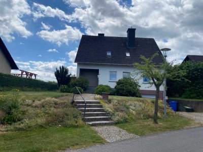 Günstiges, gepflegtes 6-Zimmer-Einfamilienhaus mit EBK in Niemetal