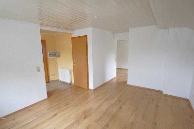 Solide 1,5-Zimmer-Wonung mit eingerichteter Küche und Carport in Dörfles-Esbach