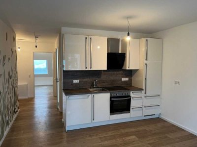 Neuwertige 2,5-Zimmer-Wohnung mit Balkon und Tiefgaragenstellplatz