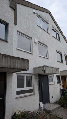 Erstbezug! Großes RMH, kernsaniert, neue EBK, FBH, Balkone, Terrasse, Garten in Bietigheim-Biss.