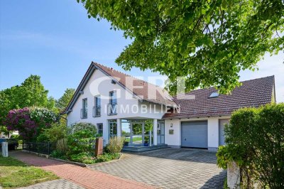 Gepflegtes Einfamilienhaus mit großzügigem Garten und Doppelgarage in Geiselhöring