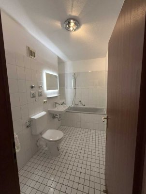 Modernisierte 2,5-Zimmer-Wohnung mit Sonnenbalkon, Küche, Aufzug & Tiefgaragenstellplatz in Köln