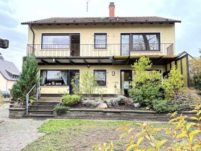 Geräumiges Zweifamilienhaus mit 2 Garagen auf parkartigem Grundstück, direkt am Naturschutzgebiet