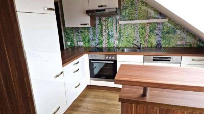 PREIS REDUZIERT Renovierte 3 Zimmer Dachgeschosswohnung mit Balkon und Garage