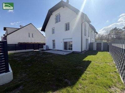 Elegant Wohnen im Grünen! Großzügige Doppelhaushälfte mit Terrassen, Garten und 2 Parkplätzen.