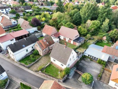 Zwei Wohnhäuser mit Scheune und Garten in idyllischem Hofensemble