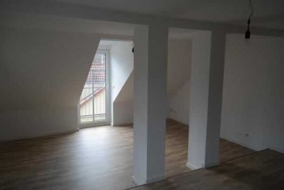 Gemütliche DG 2-Zimmer mit Laminat, Balkon, EBK und Wannenbad in ruhiger Lage!