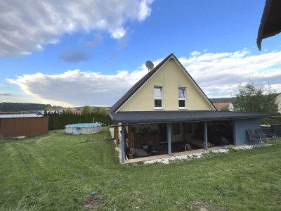 Einfamilienhaus aus 2015 mit ca 157 m² in Nieste mit Terrasse, Garten und Garagen