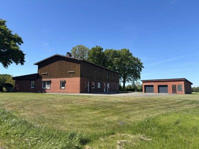 Resthof mit 2 Wohnungen und Ausbaureserve in Feldrandlage mit ca. 1,5 ha Grünland am Haus