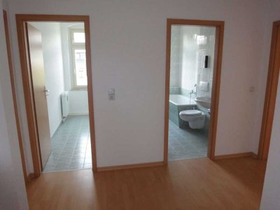 **Helle Whg.im 2.OG  - Bad mit Fenster - Laminat - inkl. EBK