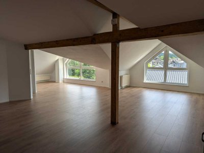 Freundliche und modernisierte 3-Zimmer-Maisonette-Wohnung mit geh. Innenausstattung mit EBK