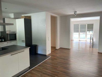 GROßZÜGIGE UND KOMPLETT RENOVIERTE 4ZKB-WOHNUNG IN BEVORZUGTER WOHNLAGE!