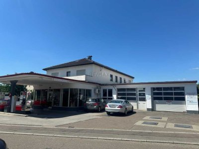Mehrfamilienhaus mit Gewerbehalle und Tankstelle