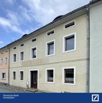 Kleines Stadthaus mit Geschichte – Denkmalgeschütztes Reihenmittelhaus in Bernstadt a.d. Eigen.