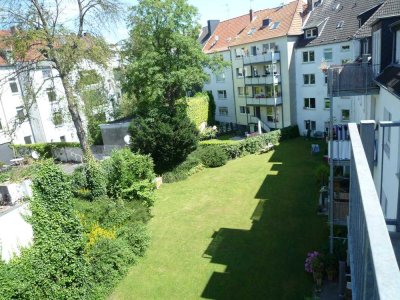 Moderne helle 2 Zimmer-Wohnung mit Balkon, neuer Einbauküche, neuem Parkettboden und Garten