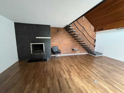 Stilvolle, vollständig renovierte 4-Zimmer-Maisonette-Wohnung mit Balkon und EBK in Neuss