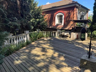 RARITÄT MIT CHARAKTER: ZAUBERHAFTE VILLA MIT TRAUMHAFTEM GARTEN UND BLICK AUF DIE WEINBERGE