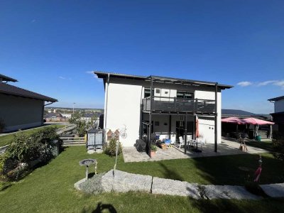 Top 1-2 Familienhaus A+ mit hochwertiger Außenanlage und großen Carport