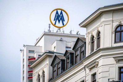 Stuckaltbau, 4 Zimmer, Balkon und 2 Bädern im Zentrum? Sofort verfügbar und individuell gestaltbar!
