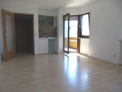 Katzwang, helle 1-ZW 32 m² großer Balkon, Pantryküche , Laminat, im 2.OG mit Aufzug