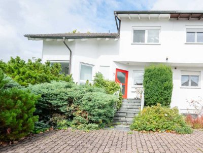 Außergewöhnliche Doppelhaushälfte mit exklusiven Ausstattungsdetails in Feldrand-Weitblick-Lage