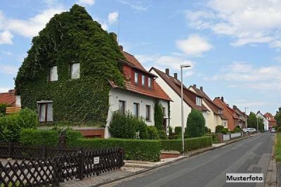 Aus Alt mach Neu: 2-Familienhaus mit Nebenbebauung