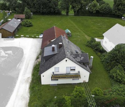 Ruhig gelegenes Zweifamilienhaus mit zusätzlichen 3.000qm Grünland mit Stall/Schuppen und Freisitz