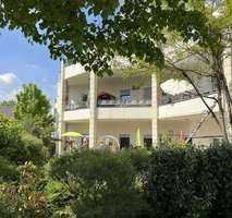 Schöne, helle 2,5-Zimmer-Wohnung in saniertem Mehrparteienhaus mit Terrasse