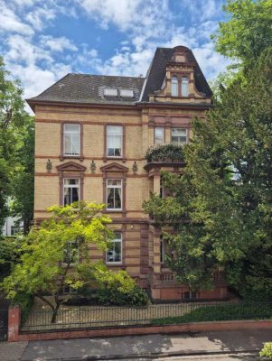 Wiesbaden City Süd-Ost: Herrschaftliche 5- Zimmer- Altbauwohnung mit Balkon und PKW- Stellplätzen