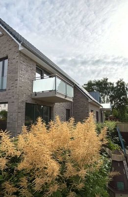 Erstbezug, sonnige 3 Zimmer, große Terrasse, Gartennutzung, Carport, Einbauküche, u.v.m.