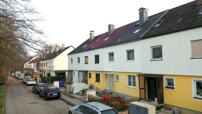 Puchheim-Ort: Helles Reihenhaus mit optimaler Raumaufteilung und Chancen zur Gestaltung