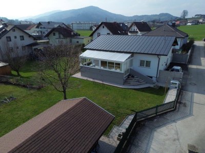Gemütlicher Bungalow mit sonnigen Wintergarten, Kellerstüberl und idyllischen Garten mit Gartenhaus in ruhiger Siedlungslage in Pinsdorf