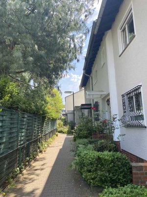 Quiet row house with a 300 sqm garden in Frankfurt Nord- maximum 5 year for rent