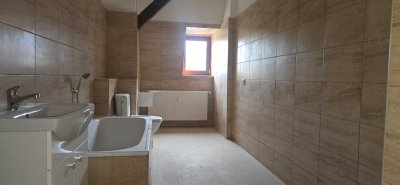 Moderne Dachgeschosswohnung mit zusätzlichem Zimmer, Fernwärme und großem Bad in Görlitz