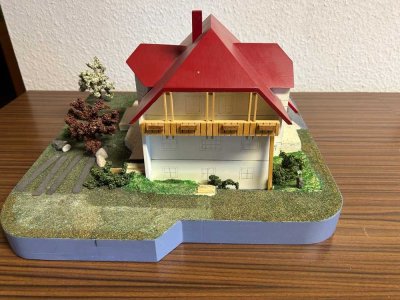 Freistehendes Haus in ruhiger Lage von Bergen mit Einliegerwohnung, gewerblich nutzbar