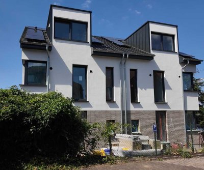 Hochwertige KfW-55 Neubau-Doppelhaushälfte (rechts) in Brühl – bezugsfrei ab Ende Oktober