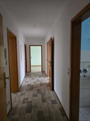 Mitten im Zentrum! Großzügige 3 -Raumwohnung mit Tageslichtbad im 1. OG!