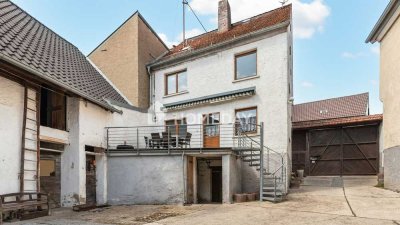 Ehemaliger Bauernhof mit PV-Ertrag und Nebengebäuden