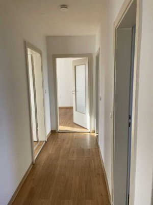 Groß, renoviert und preiswert!!! Diese Attribute vereint unsere attraktive Wohneinheit...