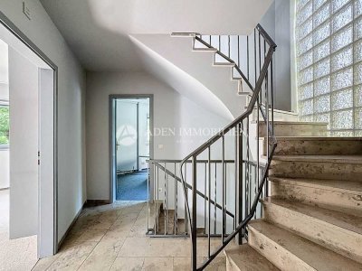 Villa in Zehlendorf mit Balkon, Garten und 80 m² nutzbarem Untergeschoss für Wohnen oder Gewerbe
