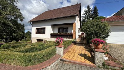 Helle, frisch renovierte 2-Zimmer-Wohnung mit Balkon und Gartenmitbenutzung – ab sofort verfügbar