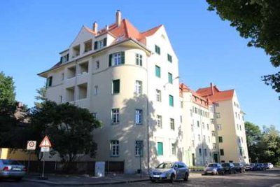 Wohnung im 1. OG mit Dusche, Badewanne und Loggia.