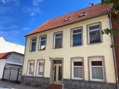 Zentral: Stadthaus mit verschiedenen Nutzungsmöglichkeiten - Zufahrt - Nebengebäude....