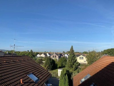 Perfekt für die Familie: helle 4-Zimmer-Wohnung mit Balkon und 2 Stellplätzen